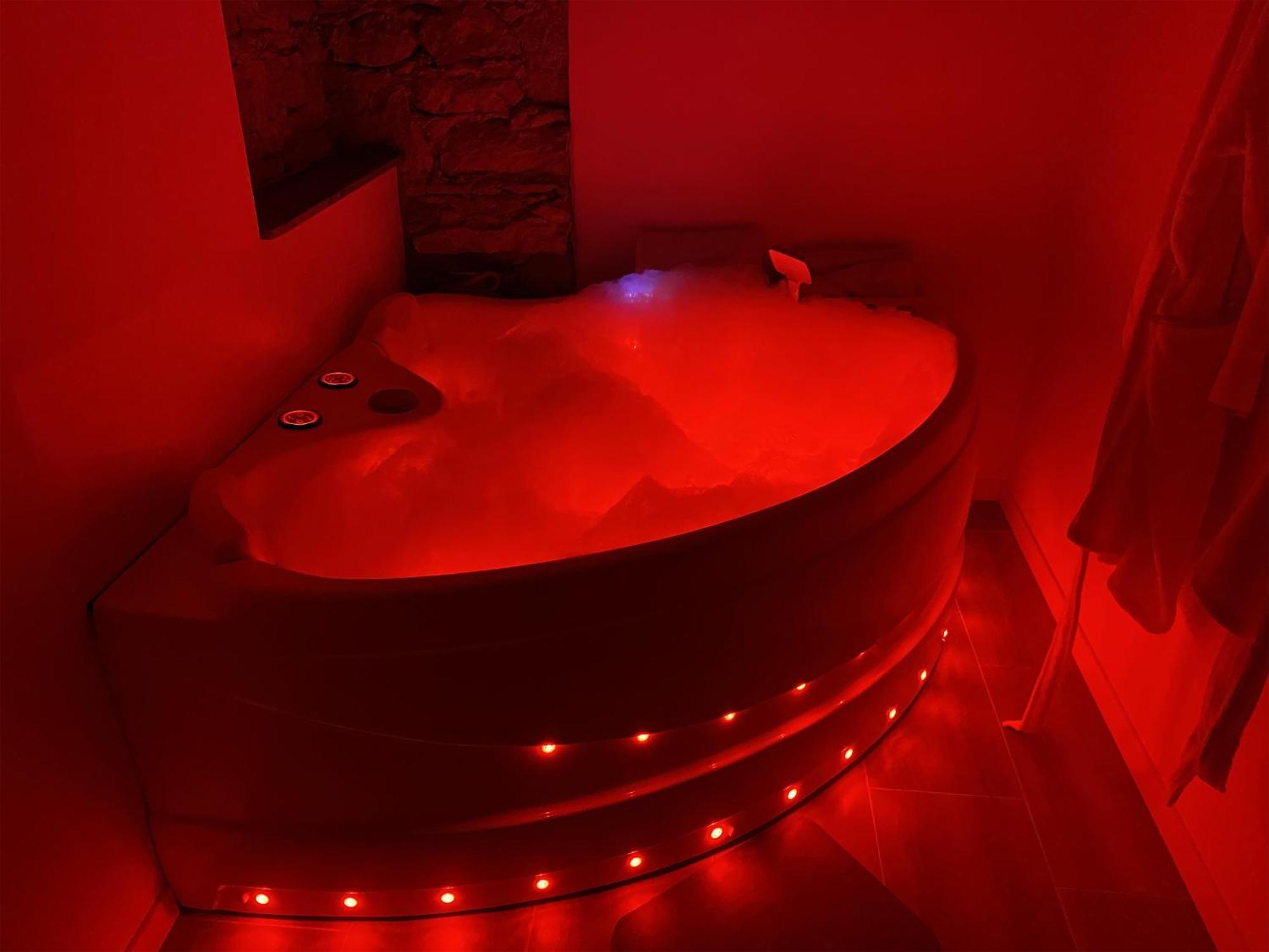 Love Room- Spa- Escale Amoureuse Puygaillard-de-Quercy Экстерьер фото