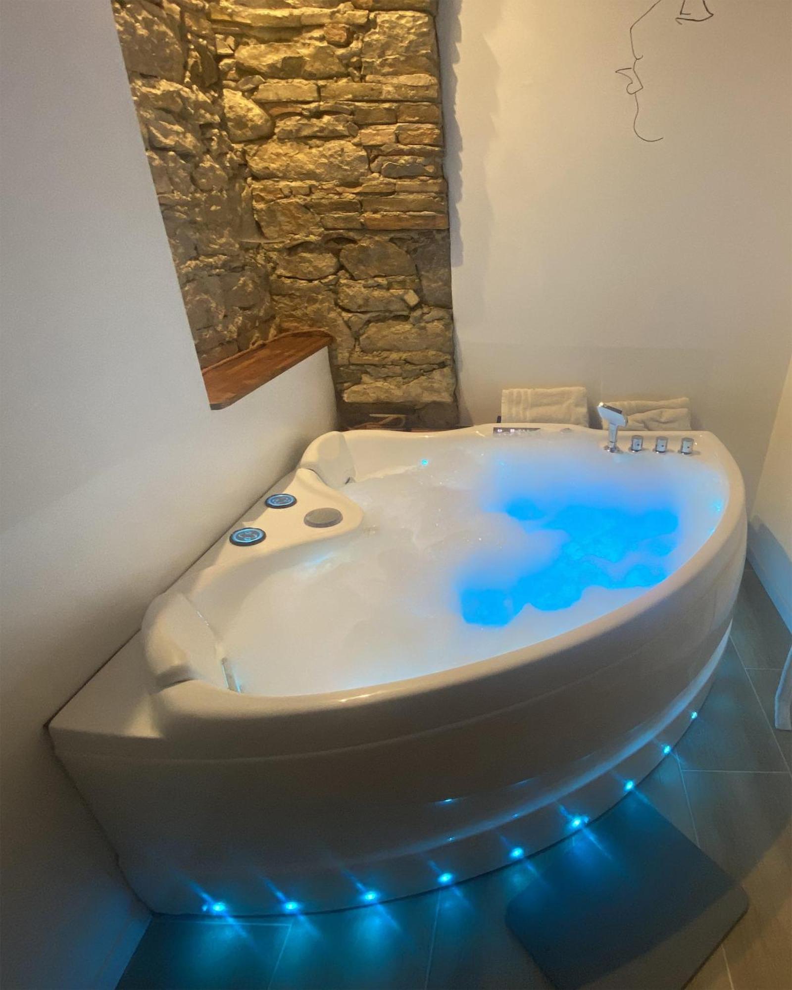 Love Room- Spa- Escale Amoureuse Puygaillard-de-Quercy Экстерьер фото